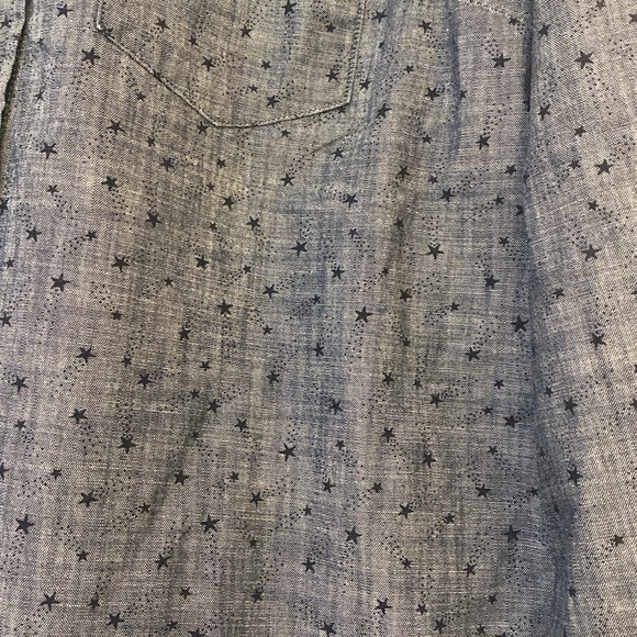 Levi’s long sleeved size small button-down light jean material shirt - Picture 4 of 4